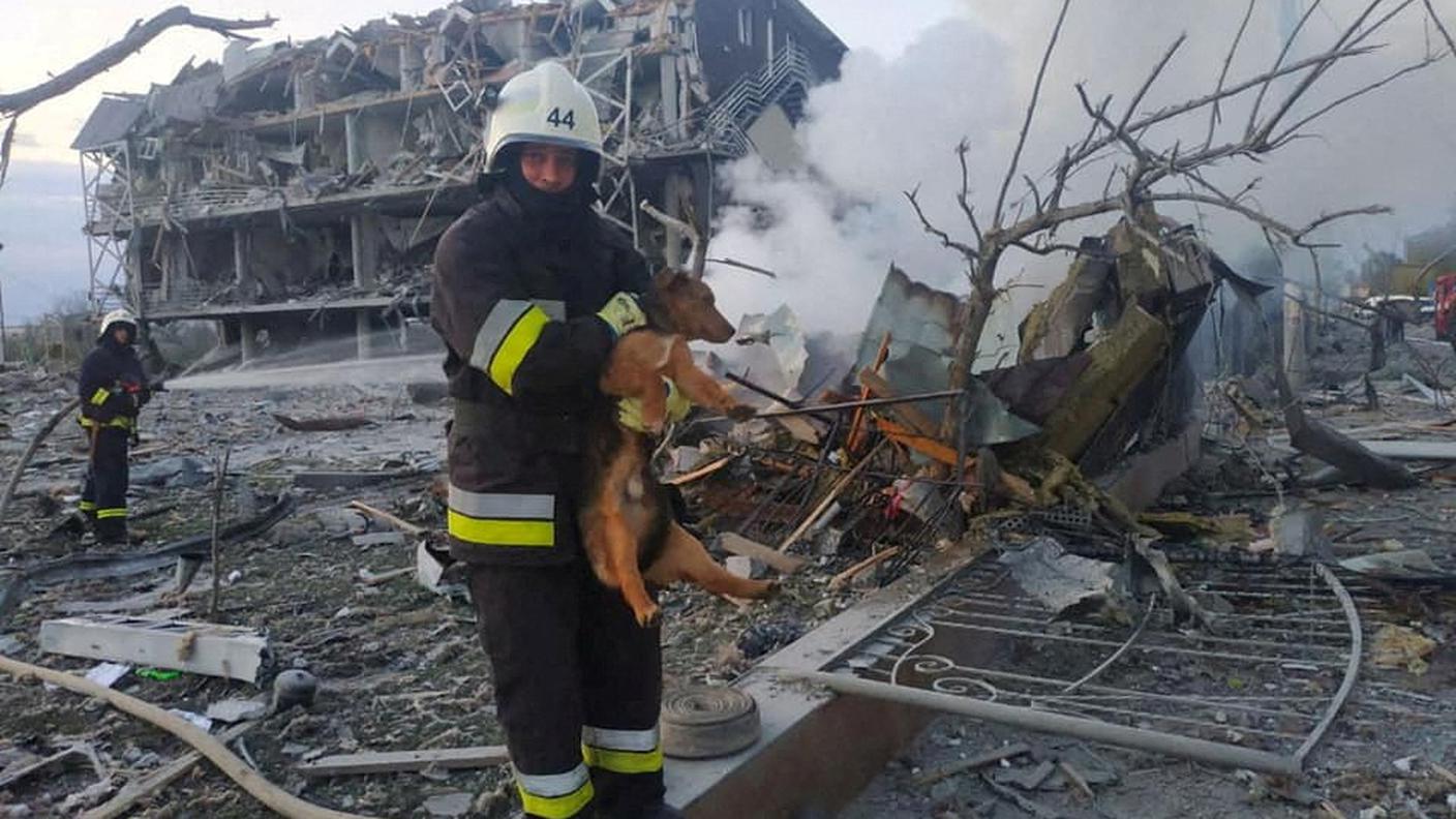Operatori al lavoro per spegnere un incendio divampato in un edificio di Odessa dopo il lancio di un missile