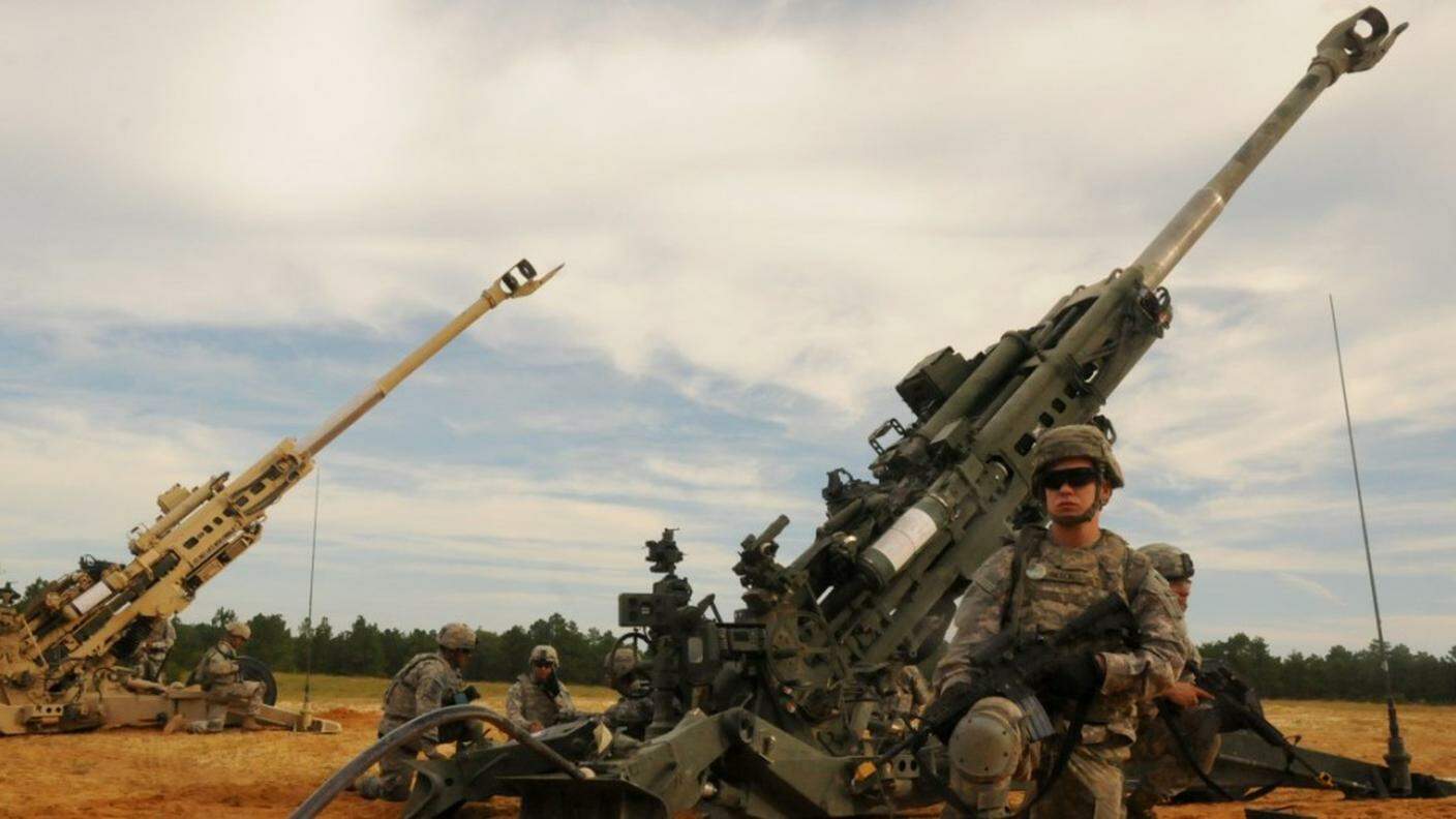 L'artiglieria ucraina pronta al combattimento con i nuovi armamenti giunti dall'Occidente