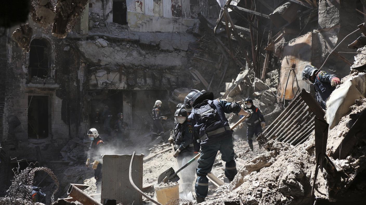 A Mariupol i russi non bombardano solo l'acciaieria, ma anche gli edifici civili del centro urbano