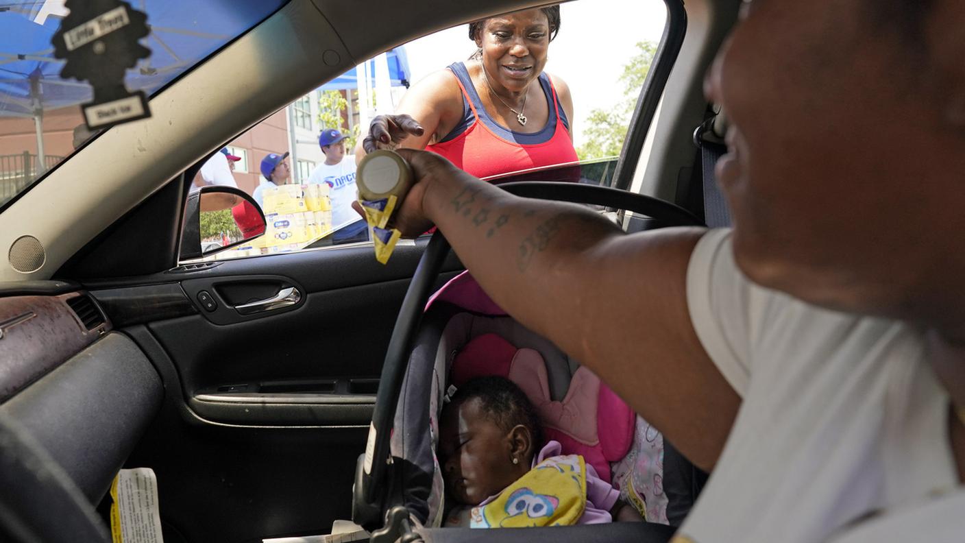 Un'azione di distribuzione per genitori in difficoltà