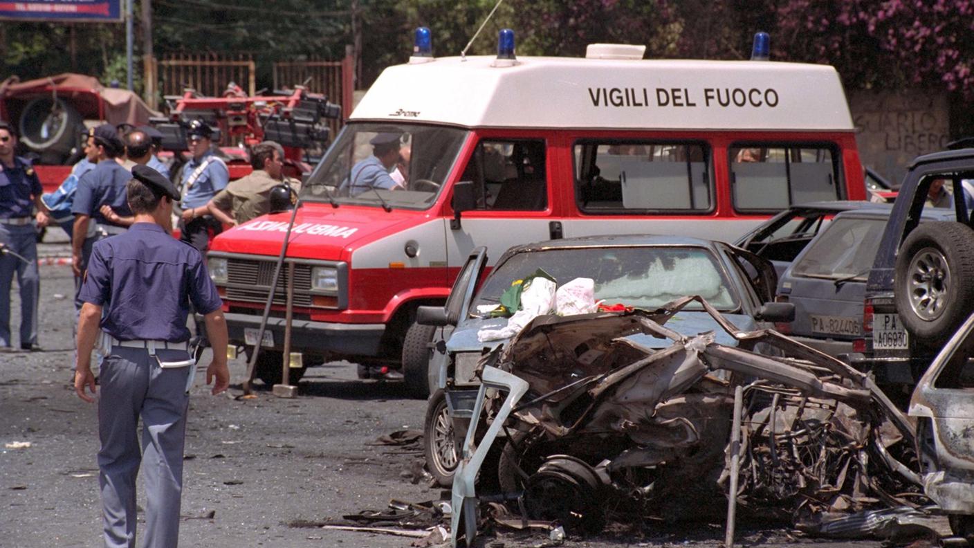 19 luglio 1992 La scena dell'attentato in via D'Amelio, a Palermo. Contro il magistrato Paolo Borsellino e la sua scorta venne usata un'autobomba