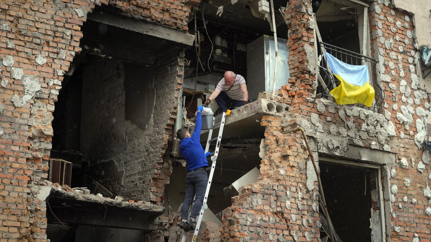 Dopo tre mesi esatti di guerra l'Ucraina è sempre devastata dai bombardamenti