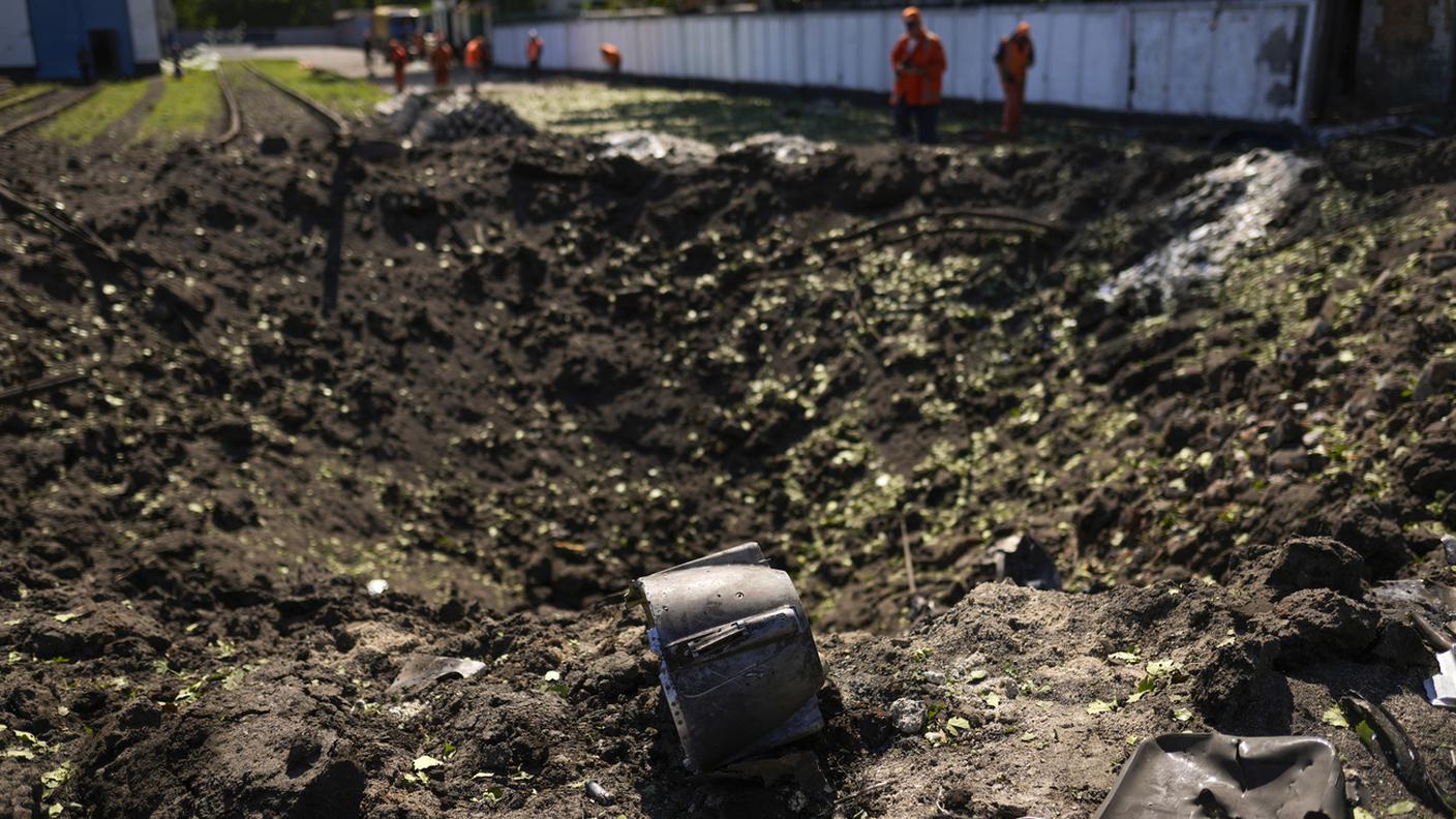 Un cratere e resti di un missile a Pokrovsk, nella regione di Donetsk