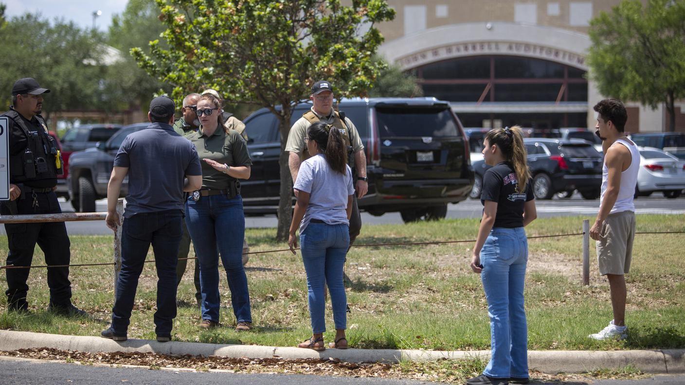 Le famiglie hanno atteso a lungo che la polizia intervenisse nell'edificio