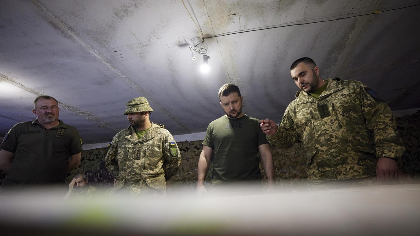 Volodymyr Zelensky ascolta gli aggiornamenti da ufficiali ucraini sul campo di battaglia