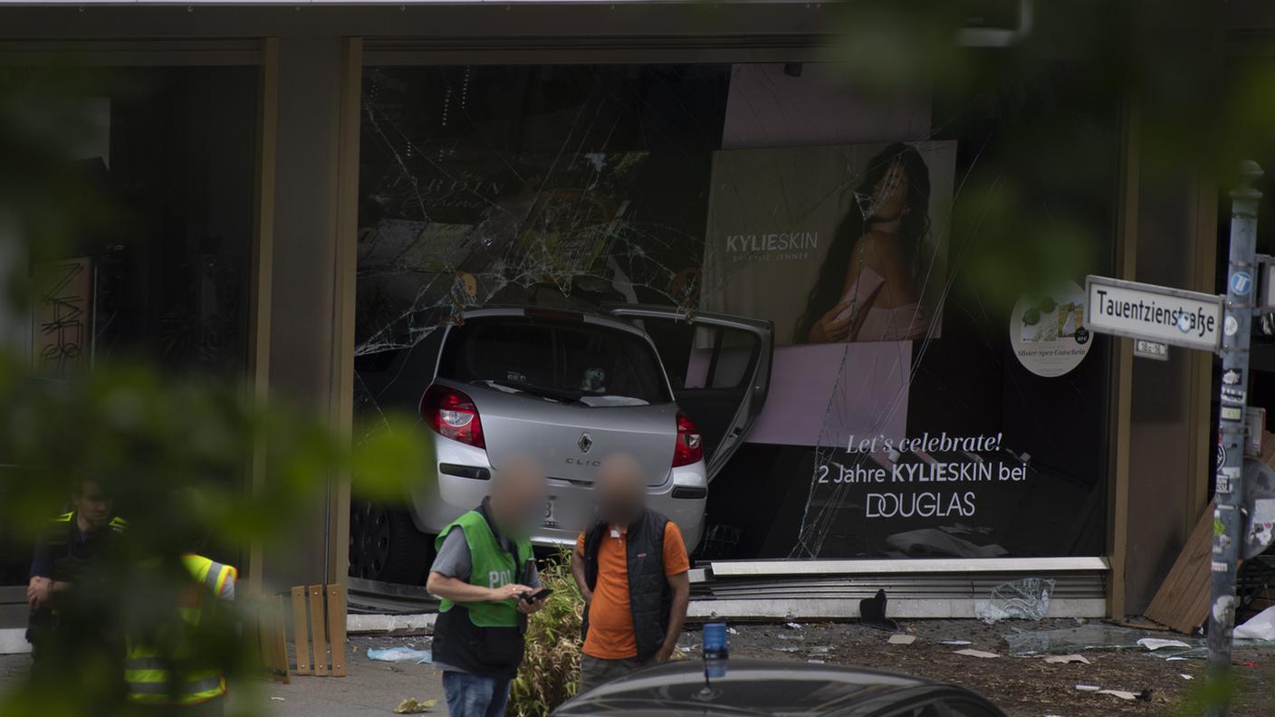 L'auto ha finito la sua corsa contro una vetrina