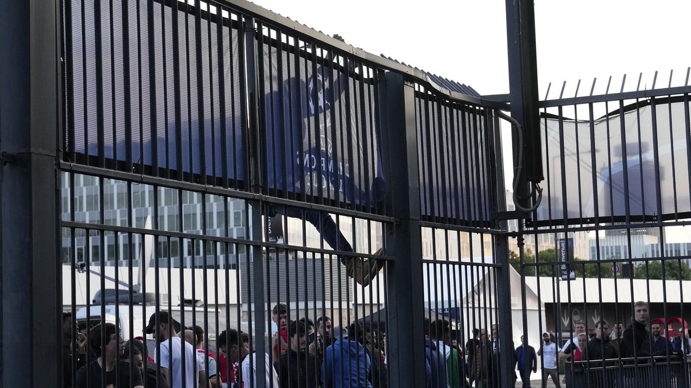Alle porte dello stadio in tanti senza biglietto valido