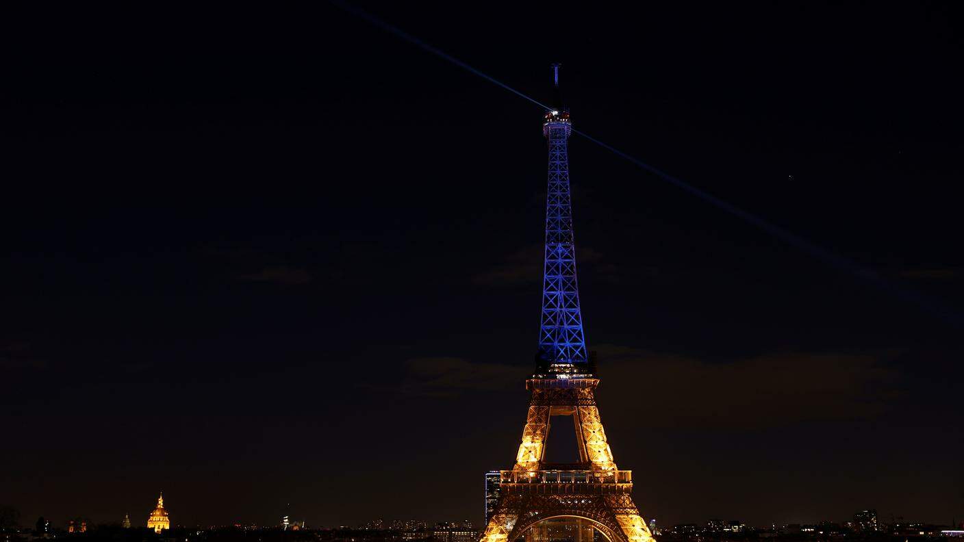 La Torre Eiffel, illuminata a fine febbraio con i colori della bandiera ucraina, dopo l'inizio dell'invasione russa