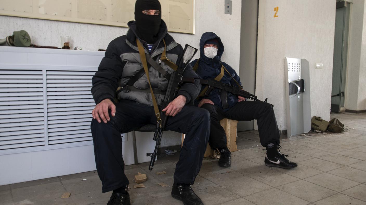 Manifestanti armati nella sede dei servizi segreti a Lugansk