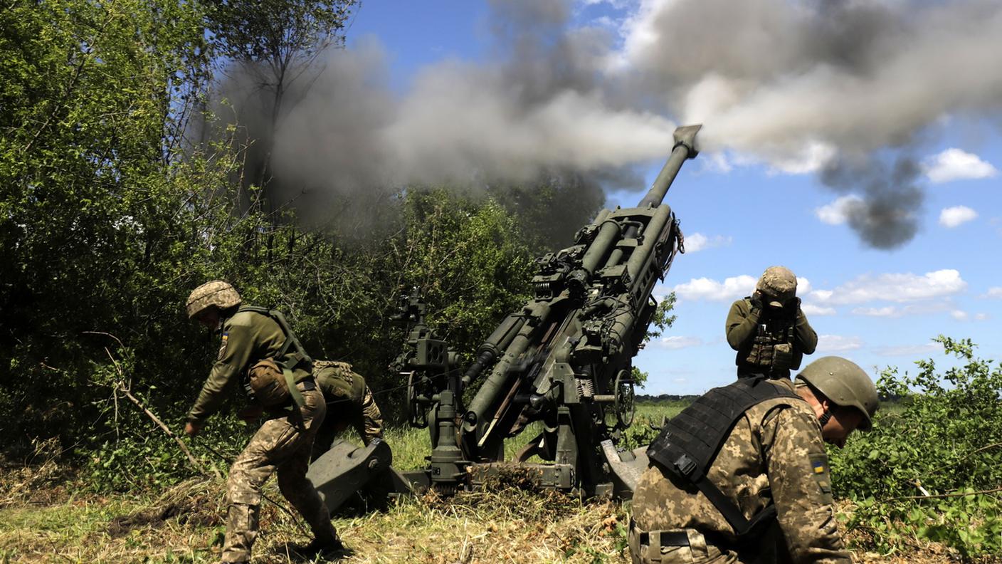 Soldati ucraini aprono il fuoco con un howitzer americano M777 sul fronte orientale sabato