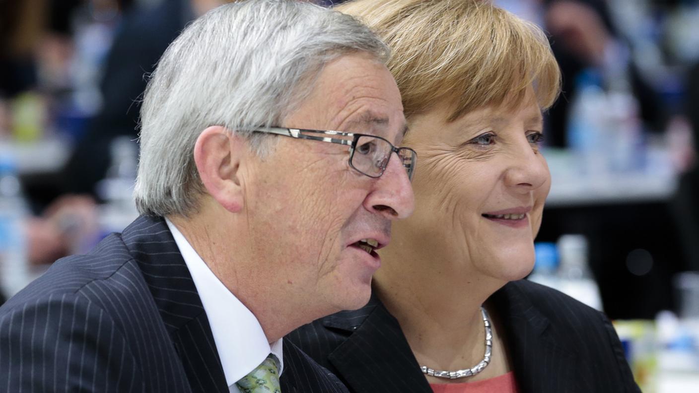 Angela Merkel con il lussemburghese Jean-Claude Juncker, l'uomo che i popolari europei vorrebbero alla testa della commissione UE