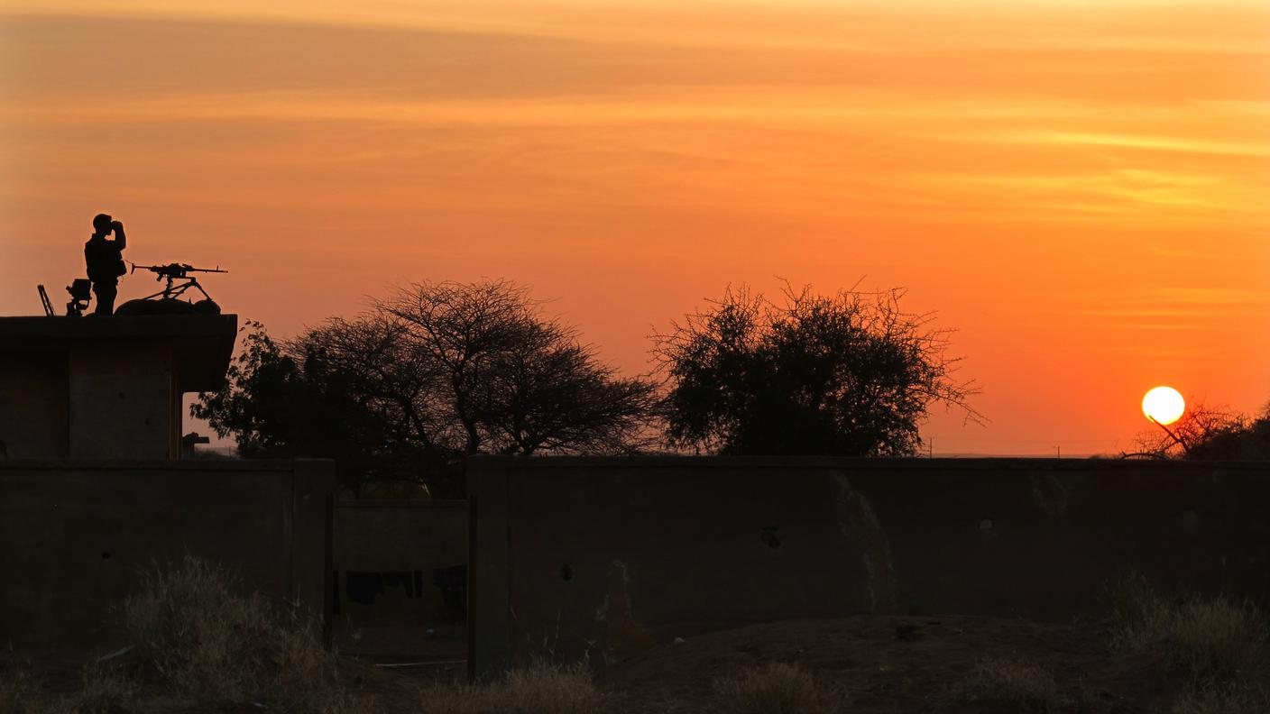 Un soldato francese vicino all'aeroporto di Gao, nel nord del Mali