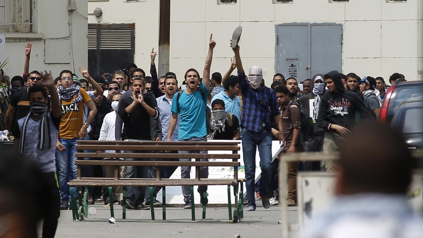 Studenti sostenitori dei Fratelli Musulmani protestano al Cairo