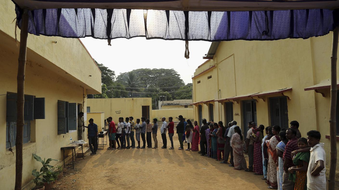 Persone in fila aspettando di poter votare a Bangalore