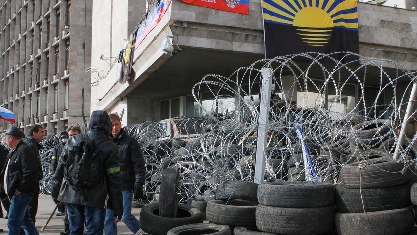 Le barricate all'entrata della sede dell'amministrazione locale di Donetsk