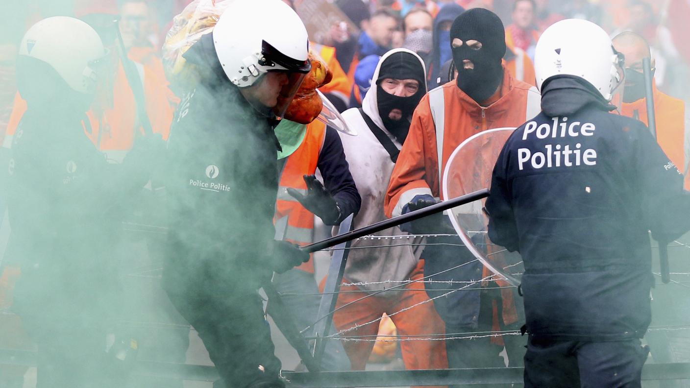 Gli scontri tra manifestanti e polizia a Bruxelles
