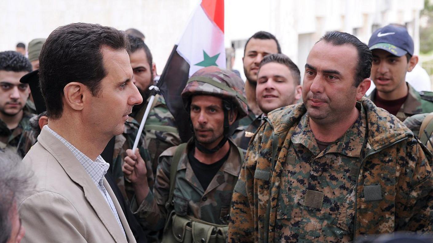 Il presidente al Assad colto domenica durante una visita alle truppe