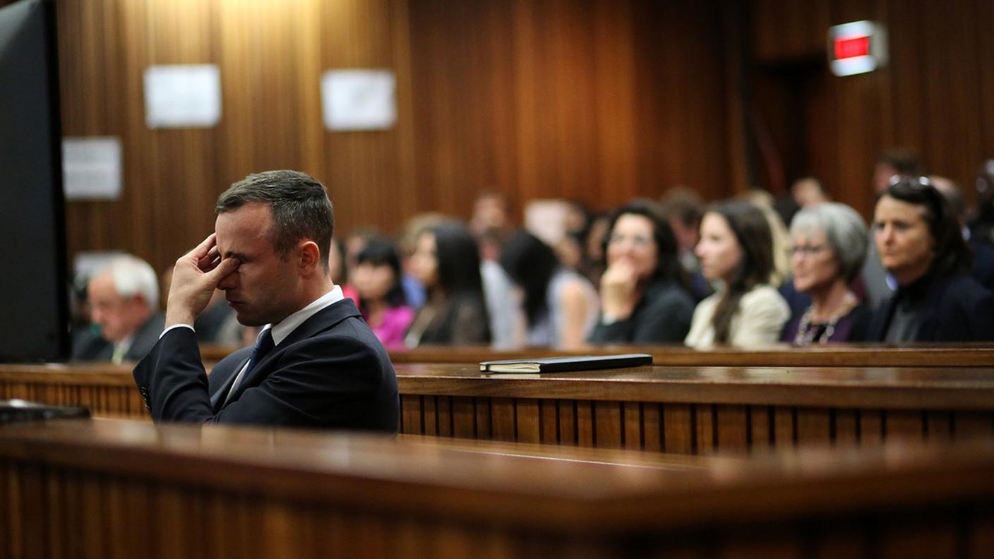 15.04.2014, Pretoria, Sud Africa: Oscar Pistorius si dispera davanti alle domande del procuratore generale pubblico Gerri Nel