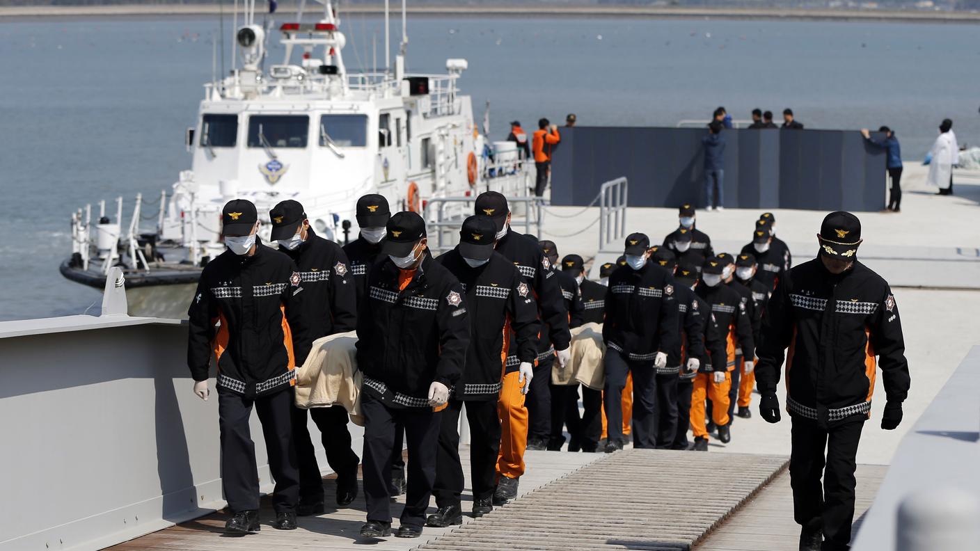 I soccorritori domenica mattina hanno portato a terra altri corpi recuperati in mare