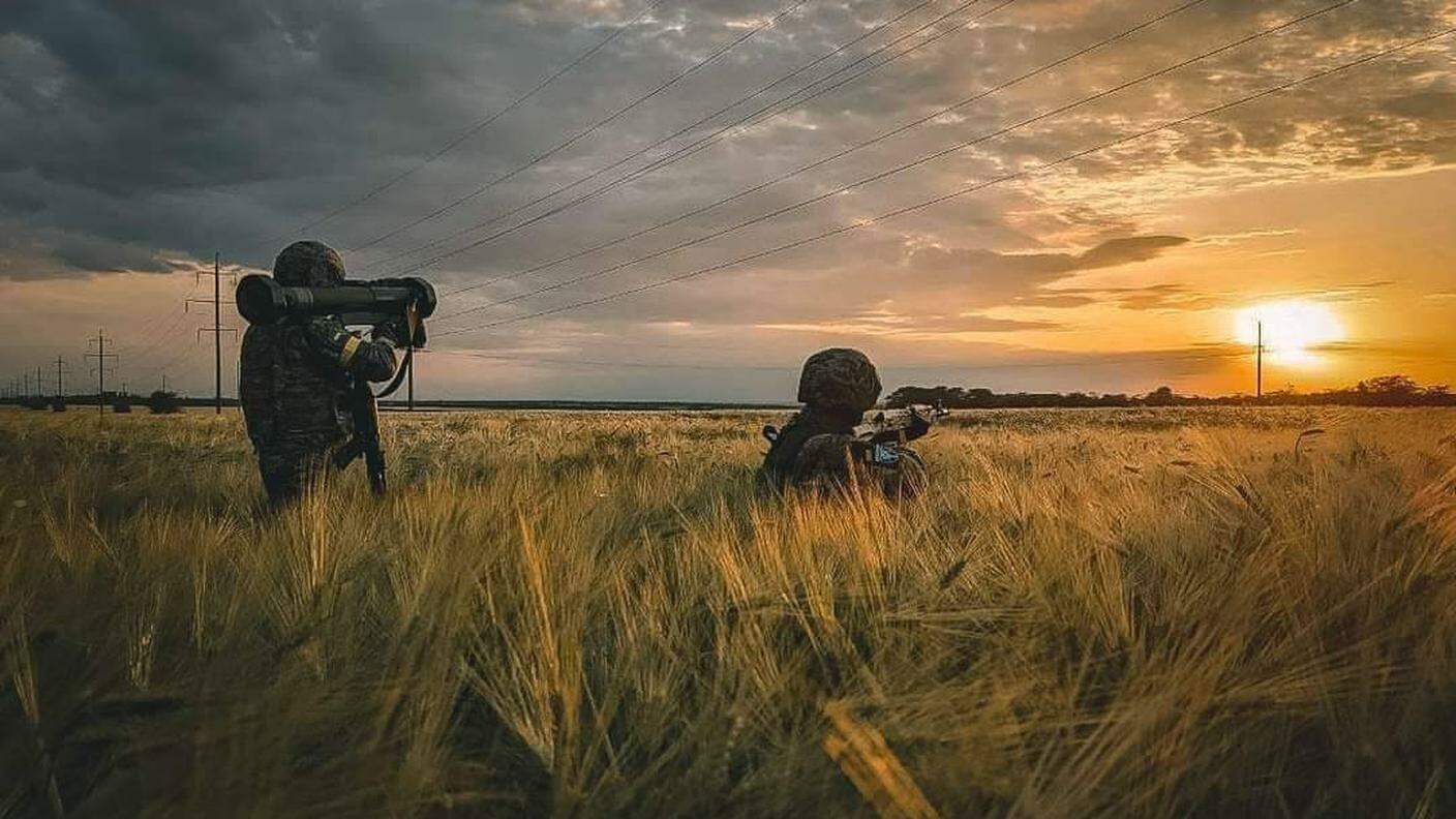 Militari ucraini pronti al combattimento in un campo di grano nell'est del Paese