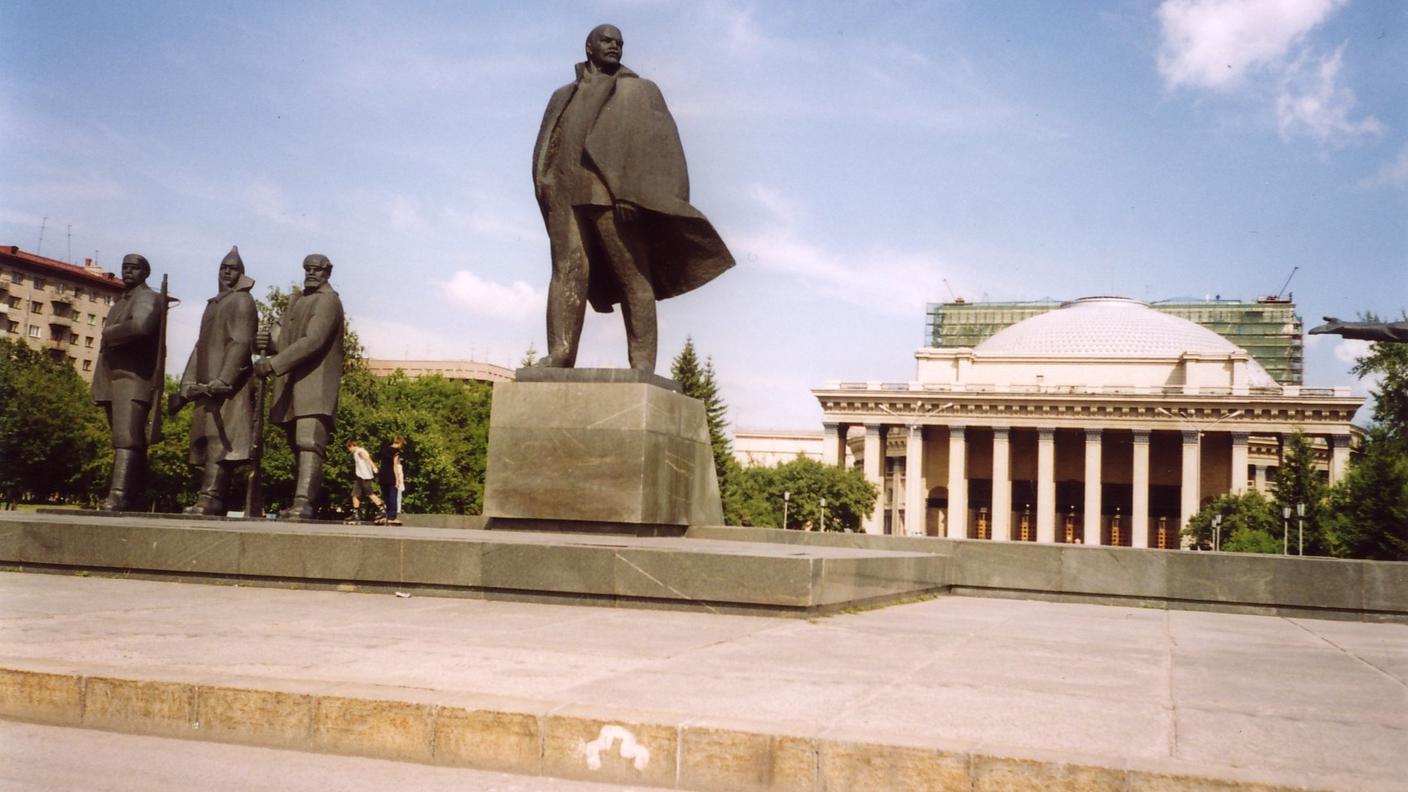 Novosibirsk teatro statua Lenin (wiki).jpg