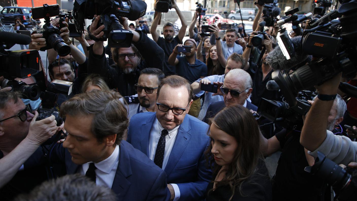 Una folla di giornalisti al suo arrivo in tribunale