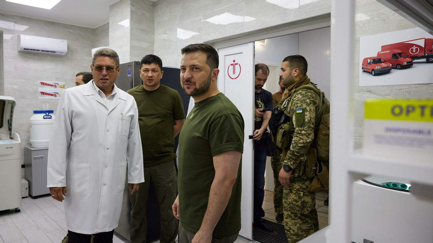 Zelensky visita un ospedale nella città portuale di Mykolaiv