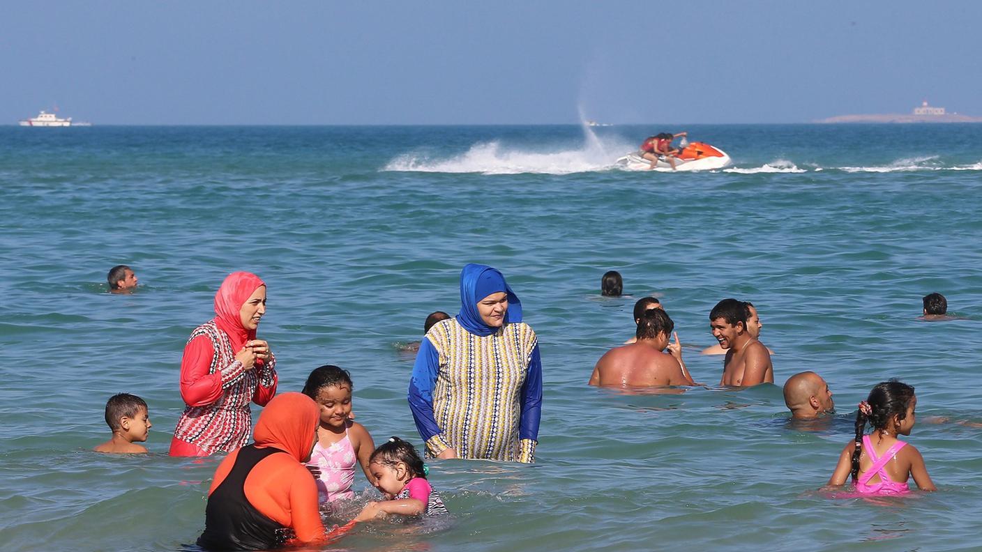 Il burkini continua a far discutere