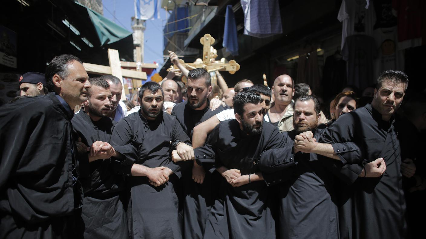 venerdì santo gerusalemme via dolorosa braccia incrociate 18.4.14 re.jpg