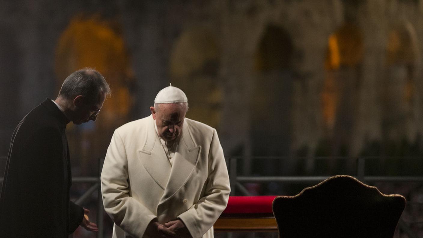 papa Francesco via crucis Colosseo Roma 18.4.2014 ky.JPG