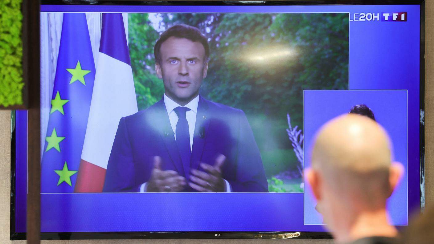 "Dobbiamo imparare a governare e a legiferare in modo diverso", ha tuttavia dichiarato il presidente francese