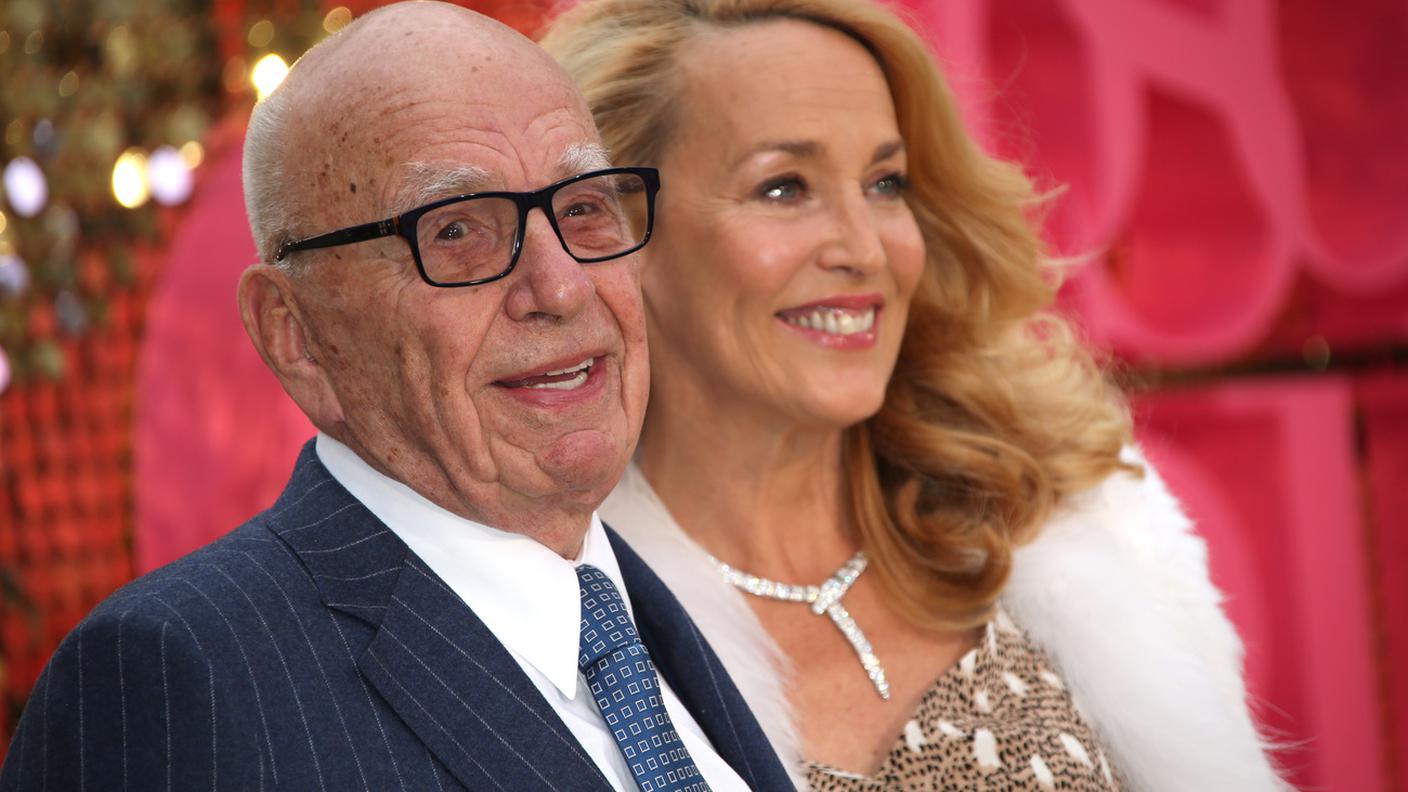 In apparenza radiosi: Murdoch e la Hall, qui ripresi nel giugno del 2016 a Londra, pochi mesi dopo le loro nozze