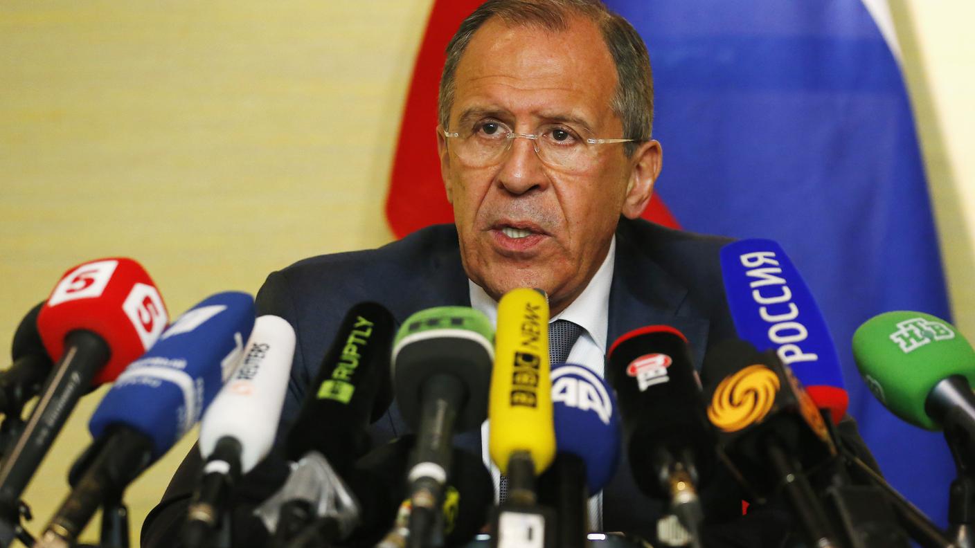 Il ministro degli Esteri russo Lavrov parla ai giornalisti dopo l'incontro di Ginevra