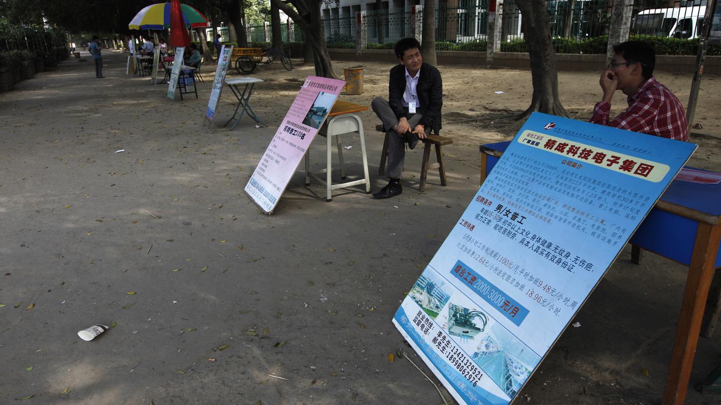 Ricerca di altri operai per sostituire gli scioperanti davanti alla fabbrica di Dongguan