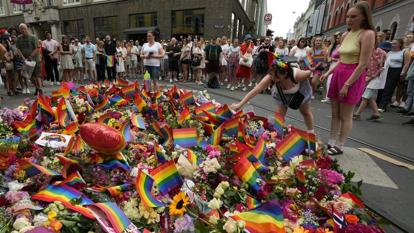 Fiori e bandiere arcobaleno sul luogo dell'attacco