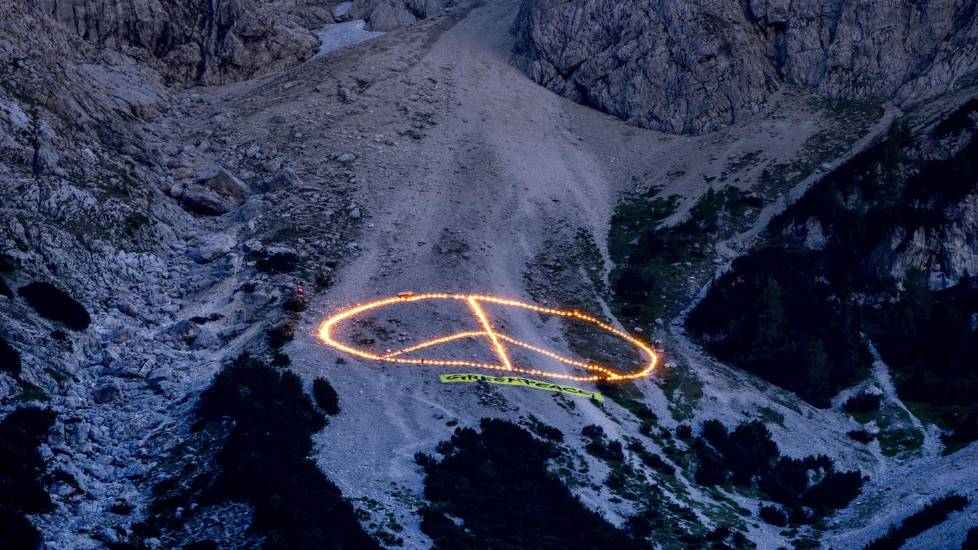 Un'azione di Greenpeace sabato sera sulle montagne attorno a Garmisch