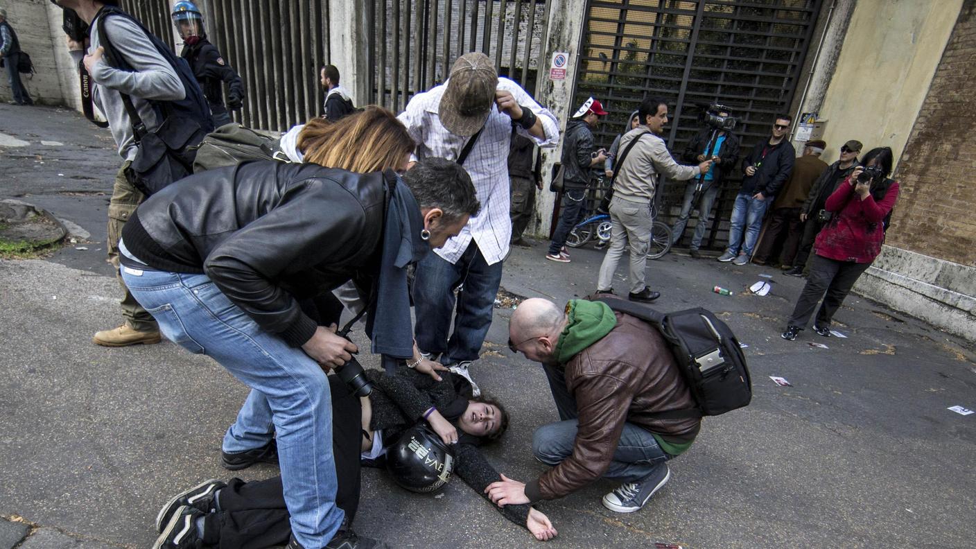 Sono 12, tra manifestanti e forze dell'ordine, i feriti trasportati dai servizi di soccorso in diversi ospedali