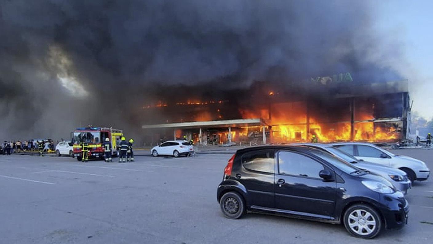 L'edificio in fiamme dopo l'incursione