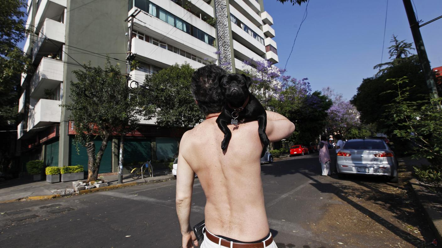 La gente a Città del Messico ha abbandonato gli edifici