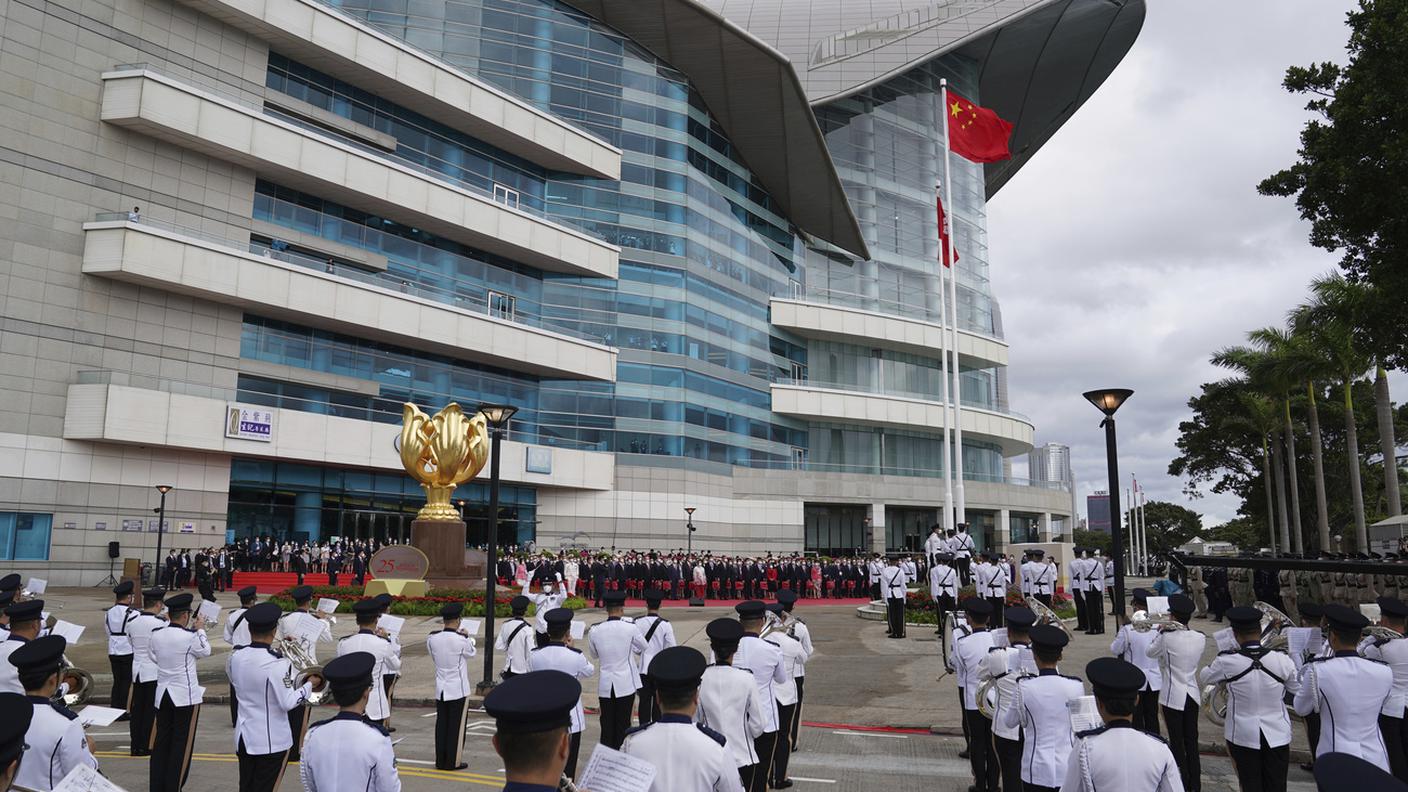 Alzabandiera per il venticinquesimo del passaggio di Hong Kong alla Cina