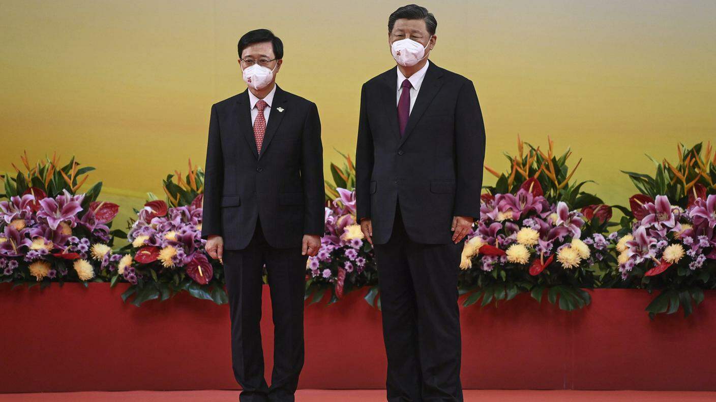 Il presidente Xi (destra) con il neo governatore Lee