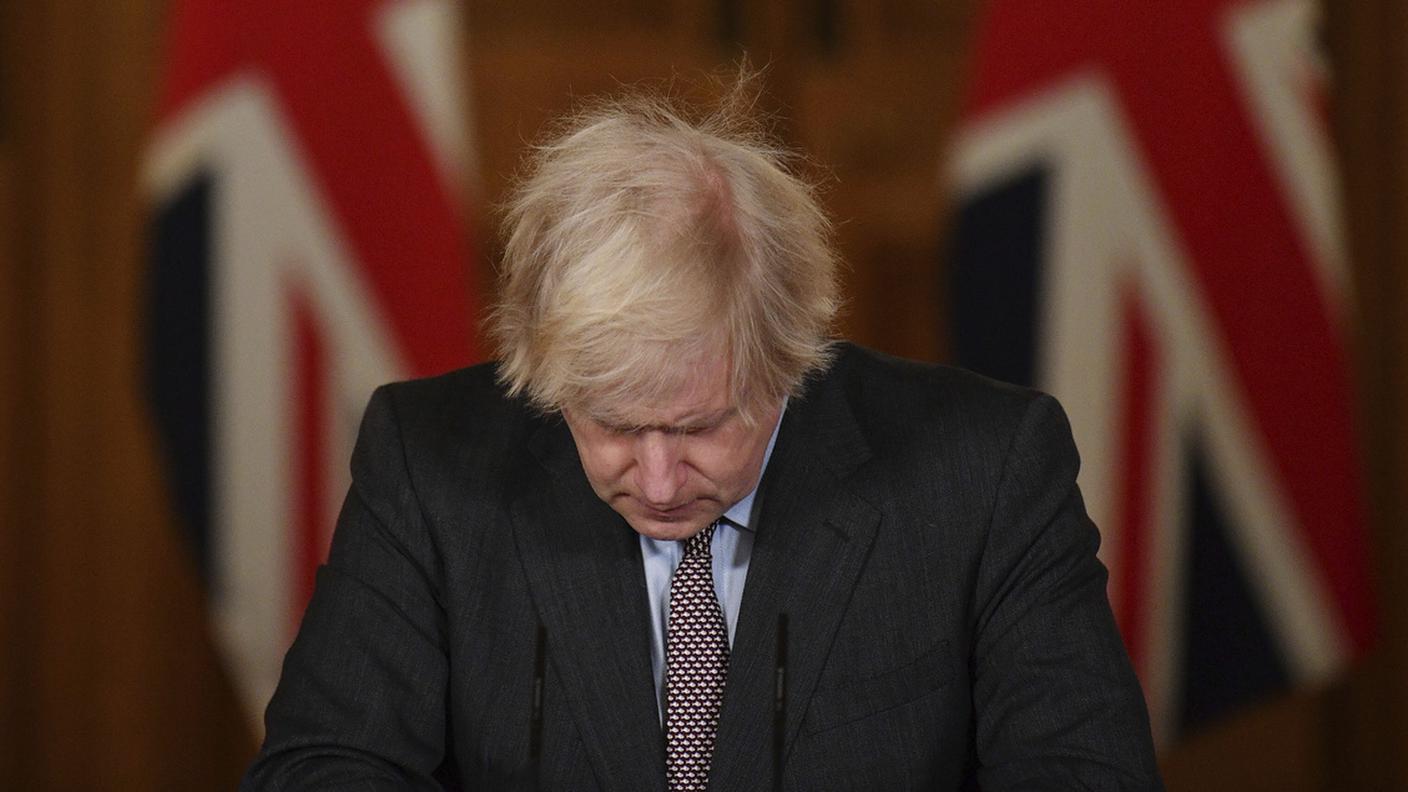La decisione di Johnson fa seguito all’ondata di dimissioni, oltre 50, dei suoi ministri