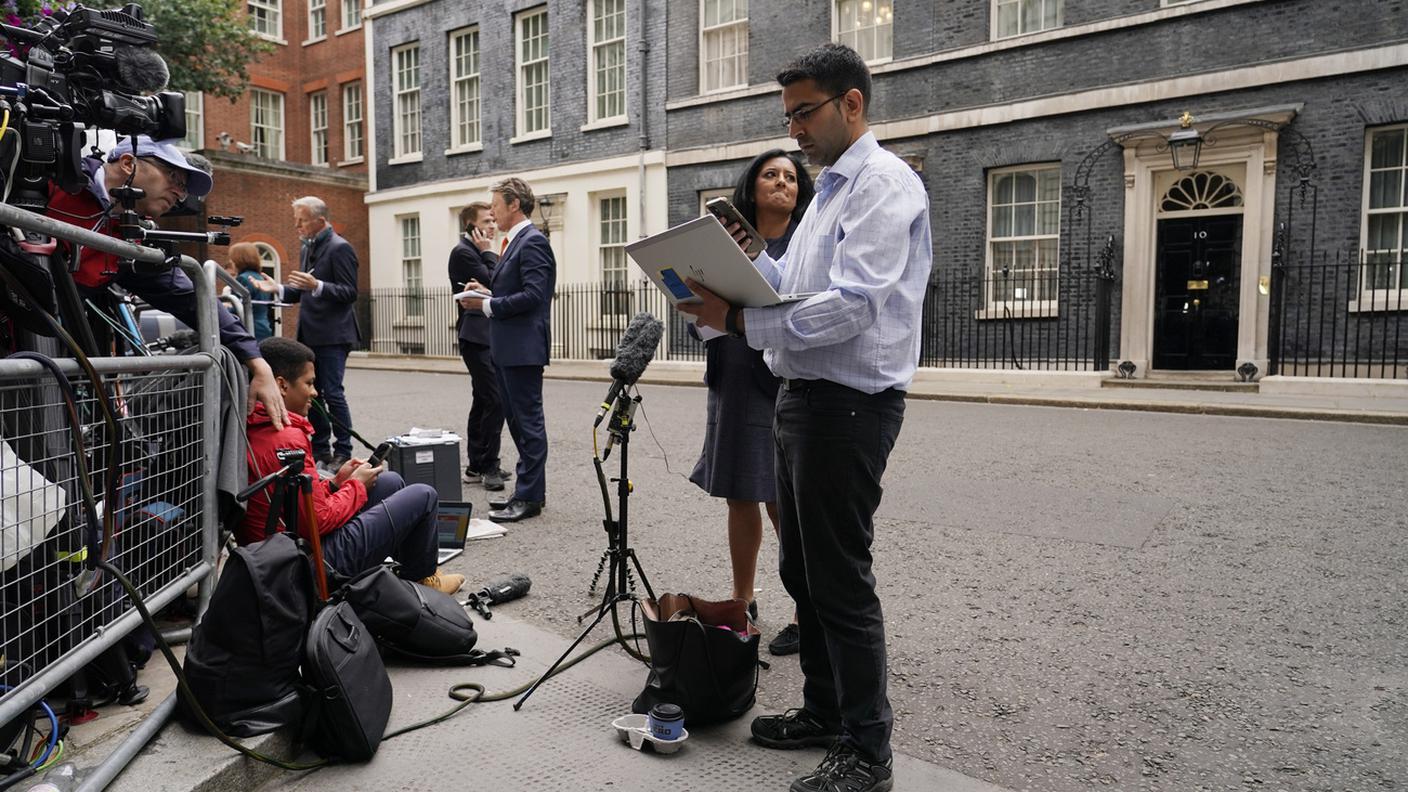 Giornalisti e fotografi iniziano ad accalcarsi davanti al numero 10 di Downing Street, in attesa delle dichiarazioni di Johnson
