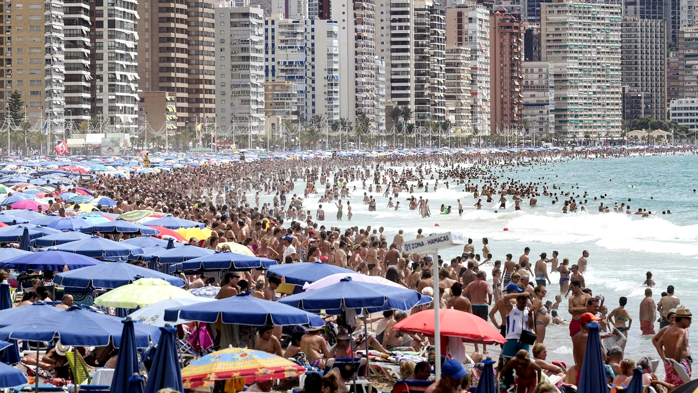Folla spiaggia palazzi