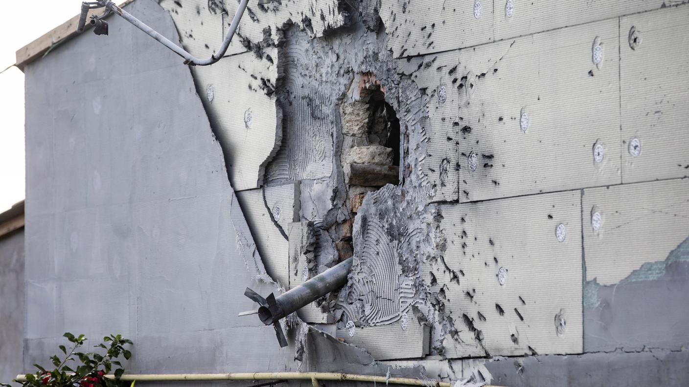 Un pezzo di missile russo incastrato nella parete d'un edificio colpito a Mykolaiv