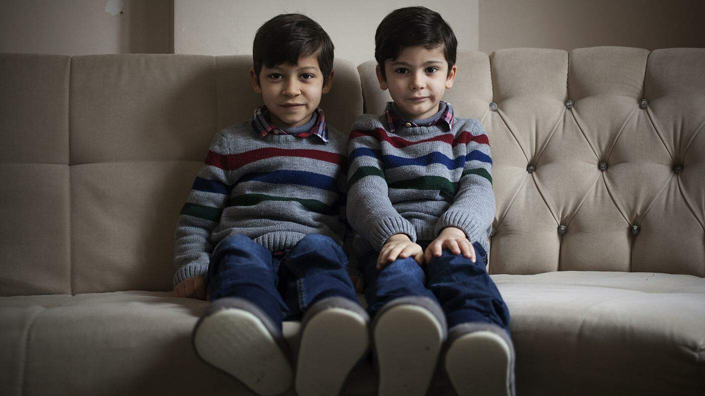 Zein 4 anni (a sinistra) e Joud 5 anni (a destra) sono due fratelli originari della Ghouta, un'area di campagna alla periferia di Damasco fortemente colpita dalla guerra civile siriana. Sono scappati in Turchia insieme alla mamma e alla nonna, ricevendo il supporto del WFP (il programma alimentare delle Nazioni Unite) - Esenyurt, Istanbul, febbraio 2018