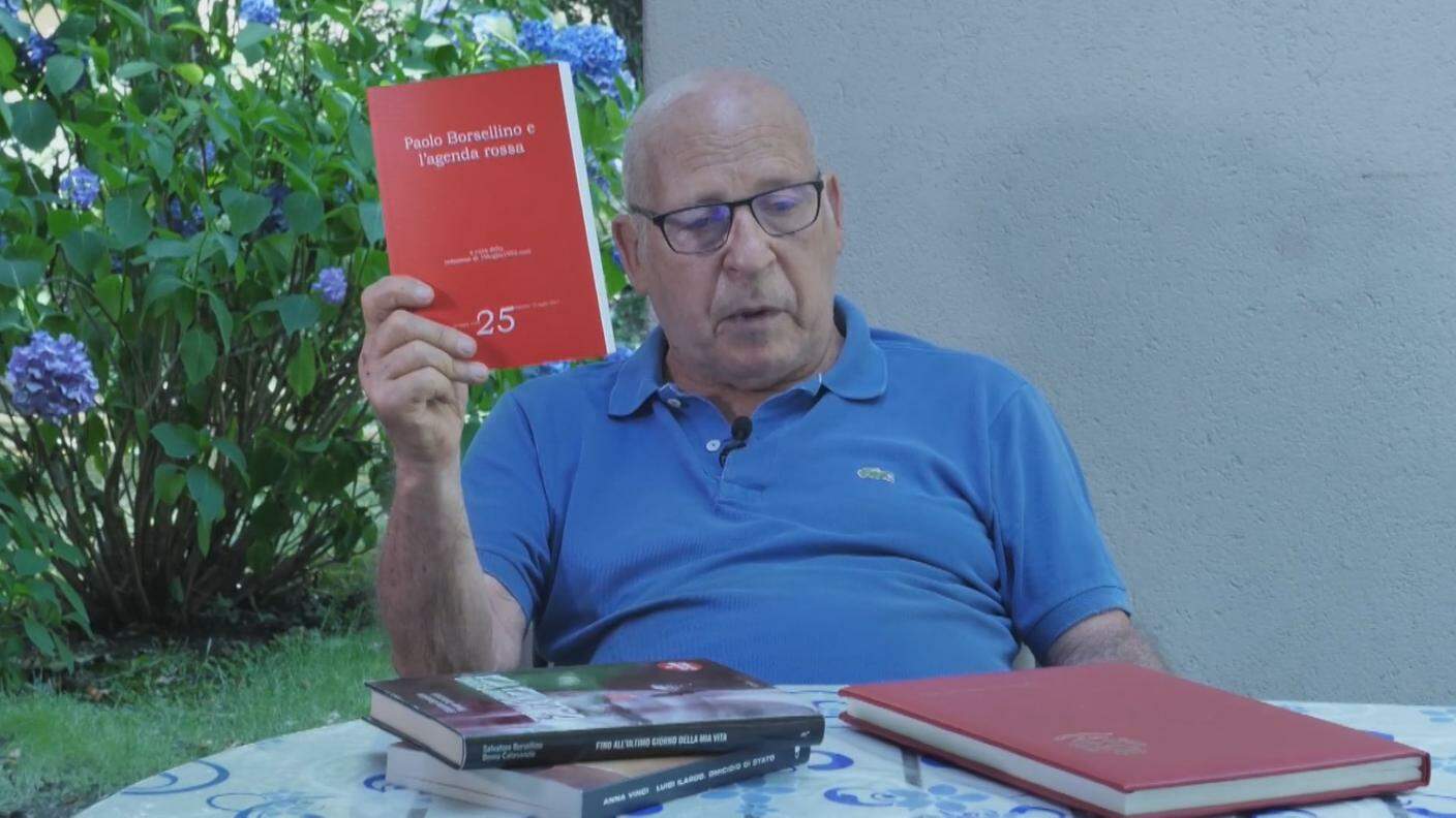 Salvatore Borsellino con il libro "Paolo Borsellino e l'agenda rossa" a cura della redazione di 19luglio1992.com