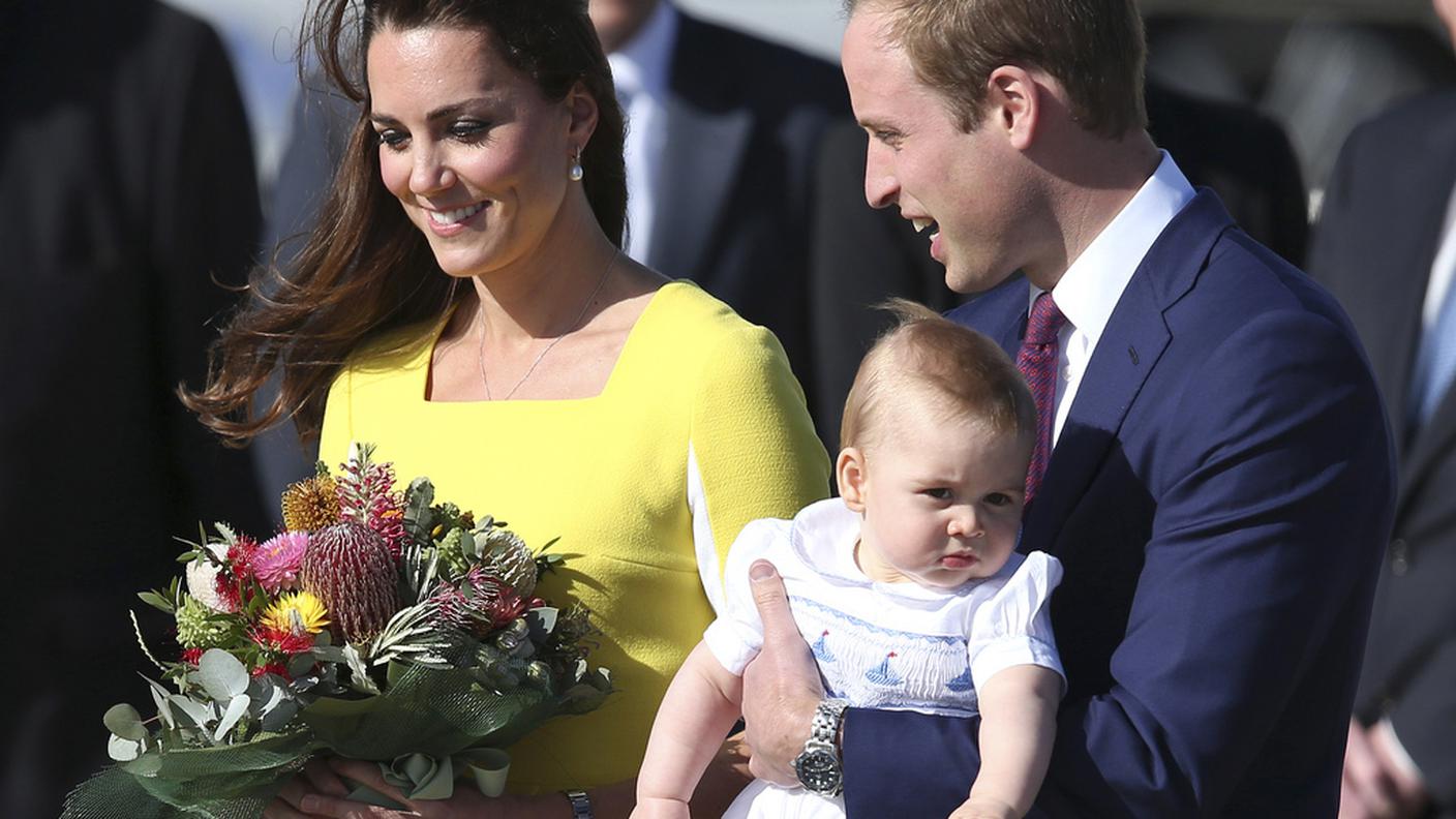 I duchi di Cambridge all'arrivo in Australia con il loro piccolo Geaorge