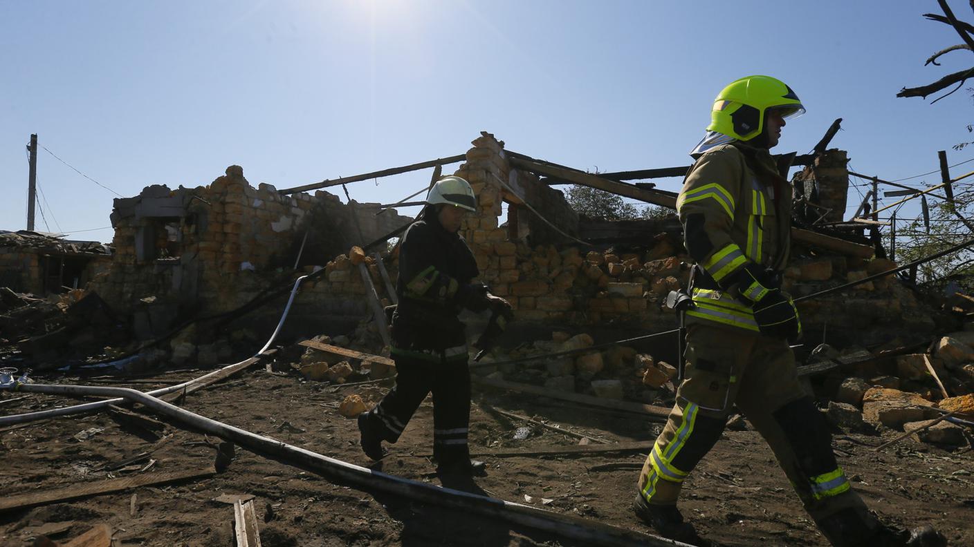Vigili del fuoco al lavoro fra le macerie di un edificio colpito da missili russi nella regione di Odessa