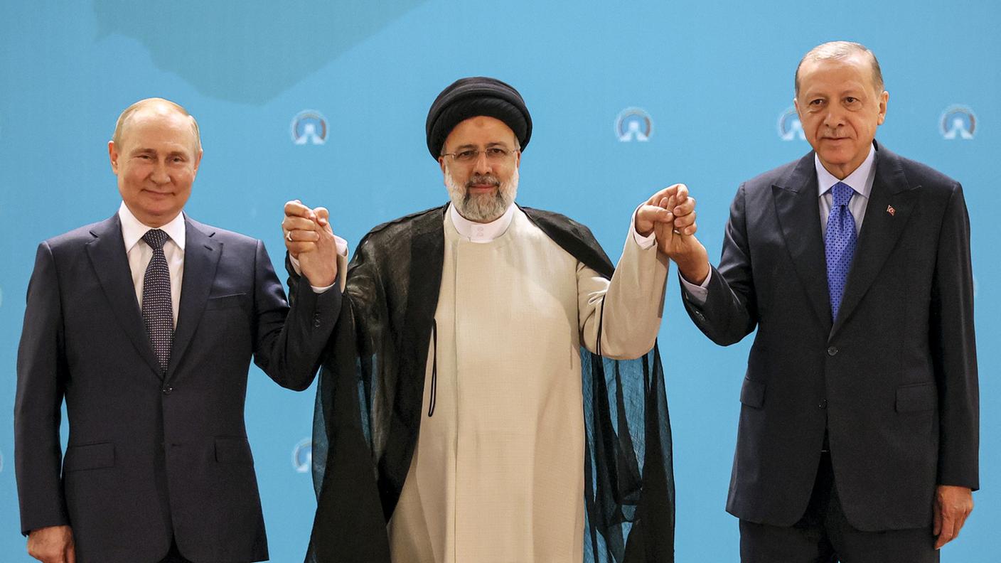 Foto ufficiale per il presidente russo, con Erdogan e il suo omologo iraniano Raisi